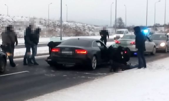 policjanci podczas zatrzymania poszukiwanego