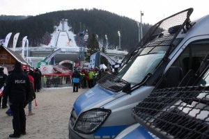 Policjanci zabezpieczający zawody