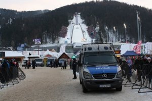 Policjanci zabezpieczający zawody