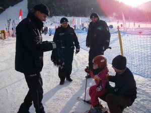 Policjanci wśród dzieci uczestniczących w imprezie