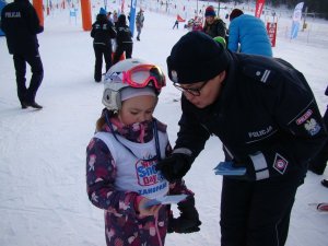 Policjanci wśród dzieci uczestniczących w imprezie