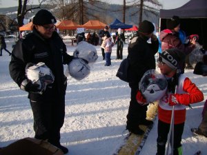 Policjanci wśród dzieci uczestniczących w imprezie