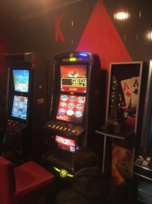 zabezpieczone przez policjantów automaty do gier hazardowych