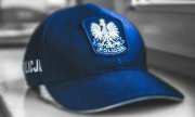 Policyjna czapka z orzełkiem i napisem Policja