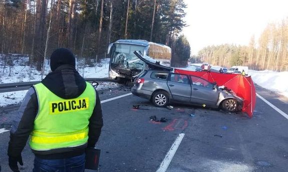 rozbity samochód i policjant