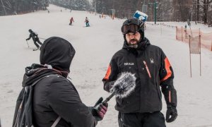 Policjant z patrolu narciarskiego na stoku