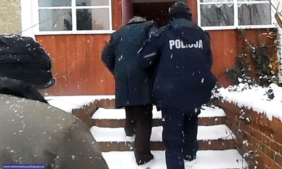 policjant prowadzi starszego człowieka do domu