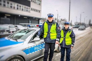 dwoje policjantów podczas patrolu