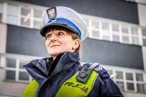 policjantka podczas patrolu