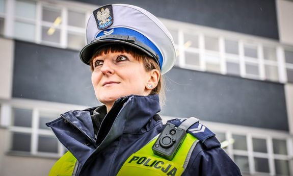 policjantka podczas patrolu z kamerką nasobną przyczepioną do munduru