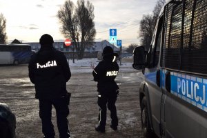 Policjanci dbali o bezpieczeństwo podczas 74. rocznicy wyzwolenia, byłego niemieckiego, nazistowskiego obozu koncentracyjnego i zagłady Auschwitz-Birkenau