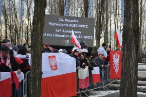 Policjanci dbali o bezpieczeństwo podczas 74. rocznicy wyzwolenia, byłego niemieckiego, nazistowskiego obozu koncentracyjnego i zagłady Auschwitz-Birkenau