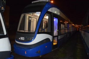 uszkodzony w wyniku ostrzelania tramwaj, uszkodzona szyba tramwaju, zabezpieczona broń