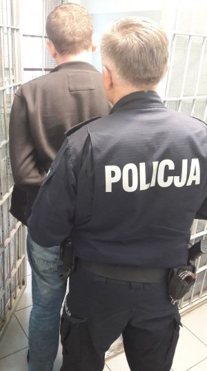 zatrzymany nietrzeźwy kierowca prowadzony przez policjanta