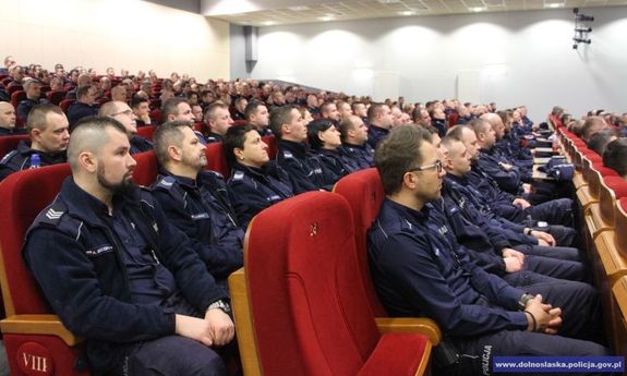 uczestnicy konferencji siedzą w fotelach