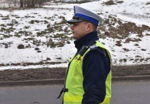 policjant prezentuje kamerę przyczepioną do munduru