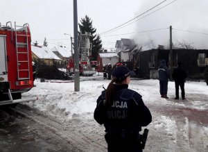 pożar domu, policjanci uratowali z pożaru