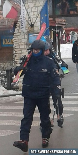 policjanci podczas służby na stoku narciarskim