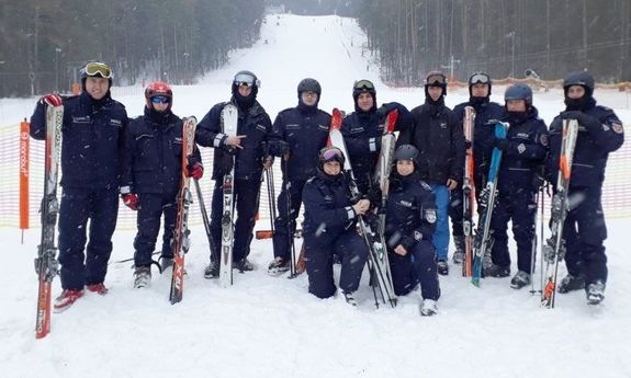 policjanci podczas służby na stoku narciarskim