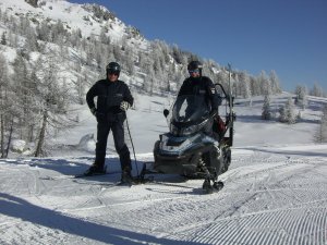 Polscy policjanci patrolują stoki włoskich Dolomitów