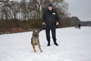 policjant z psem służbowym