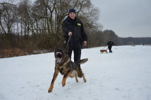 policjant z psem służbowym