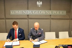 Komendant Główny Policji gen. insp. Jarosław Szymczyk i Dyrektor Biura Programu „Niepodległa” Jan Kowalski podpisują porozumienie i list intencyjny