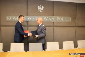 Komendant Główny Policji gen. insp. Jarosław Szymczyk i Dyrektor Biura Programu „Niepodległa” Jan Kowalski podpisują porozumienie i list intencyjny