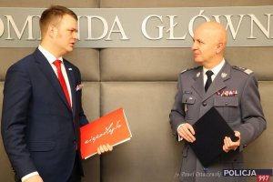 Komendant Główny Policji gen. insp. Jarosław Szymczyk i Dyrektor Biura Programu „Niepodległa” Jan Kowalski podpisują porozumienie i list intencyjny