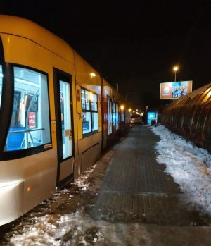 auto, które wjechało na przystanek