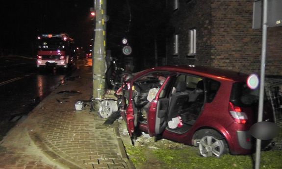 rozbite auto i wóz straży pożarnej