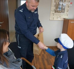 mały chłopiec z policjantem