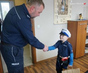 mały chłopiec z policjantem