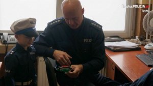 mały chłopiec z policjantem