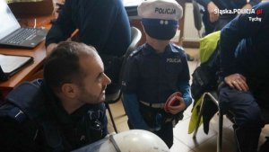 mały chłopiec z policjantami