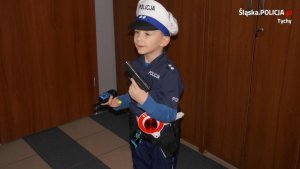 mały chłopiec w mundurze policyjnym