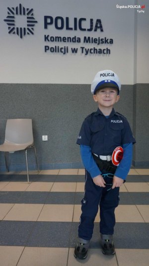 mały chłopiec w  mundurze policyjnym