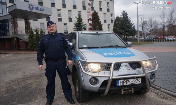 Mł. asp. Andrzej Kucharski z Samodzielnego Pododdziału Prewencji Policji w Częstochowie  przy radiowozie