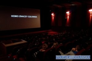 uczestnicy premiery filmu profilaktycznego siedzą na fotelach