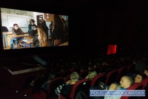 uczestnicy premiery filmu profilaktycznego siedzą na fotelach