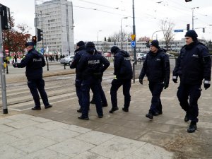 Policjanci zabezpieczają kolejny dzień konferencji dotyczącej Bliskiego Wschodu