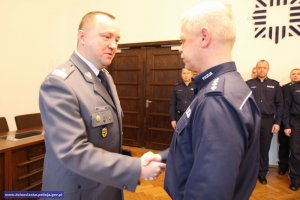 Asp. szt. Paweł Petrykowski z Komendantem Wojewódzkim Policji we Wrocławiu