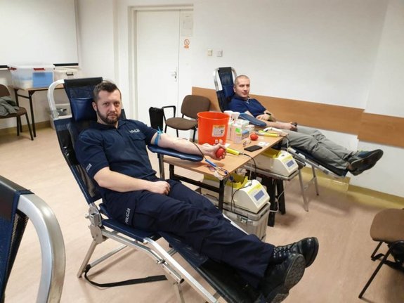 policjant oddaje krew