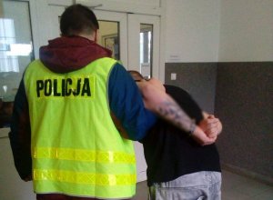 zatrzymany prowadzony przez policjanta