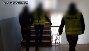 policjanci prowadzą zatrzymanego