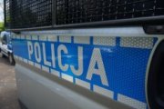 Napis POLICJA na boku radiowozu