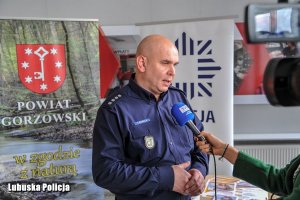 policjant udziela wywiadu