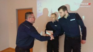 komendant dziękuję dwóm policjantom