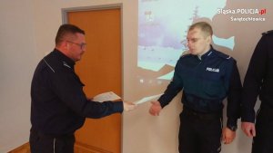 komendant dziękuję dwóm policjantom