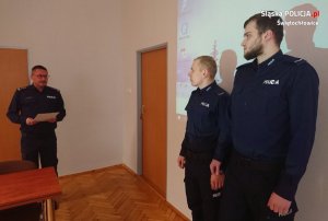 komendant dziękuję dwóm policjantom